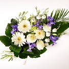 Buchet funerar 20 trandafiri albi, gerbere albe si irisi albastri, pe o parte