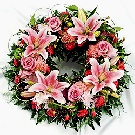 Coronita funerara 30 trandafiri roz, crini roz si garoafe rosii
