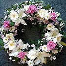Coronita funerara 40 crizanteme, gerbere, crini albi si trandafiri roz