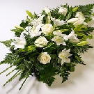 Buchet funerar 16 trandafiri si crini albi, pe o parte