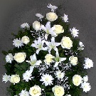 Coroana funerara 40 trandafiri, crizanteme si crini albi