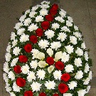 Coroana funerara 90 crizanteme albe si trandafiri rosii