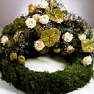 Coronita funerara 20 trandafiri albi si anturium verzi
