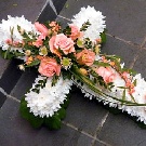 Cruce funerara 80 crizanteme albe si trandafiri roz