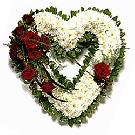 Inima funerara 70 crizanteme albe si trandafiri rosii