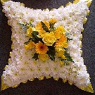 Tribut funerar 100 crizanteme albe si trandafiri si gerbere galbene - perna